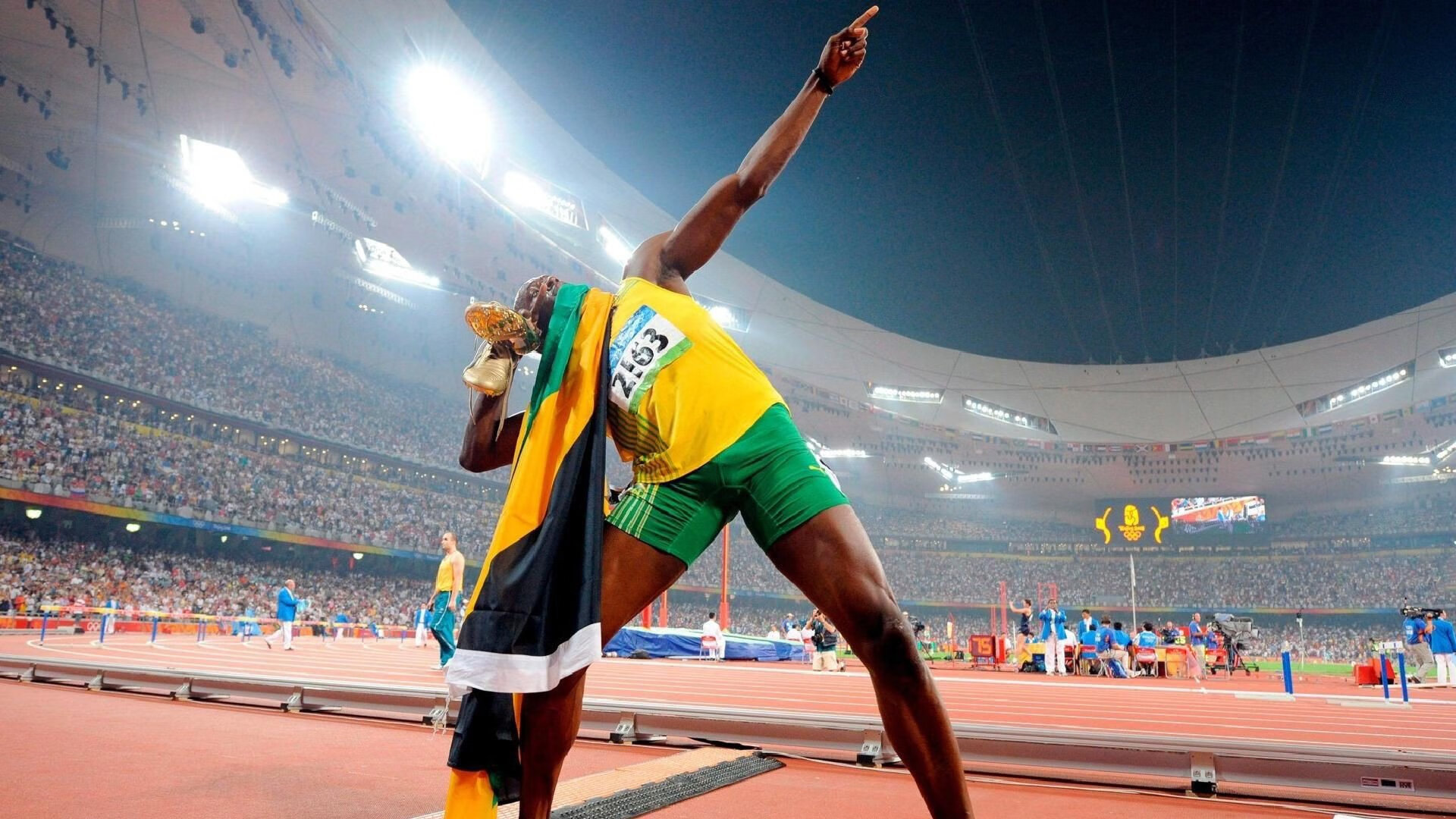 “腰旗美式橄榄球:成都七中东部赛场成现代竞技舞台”